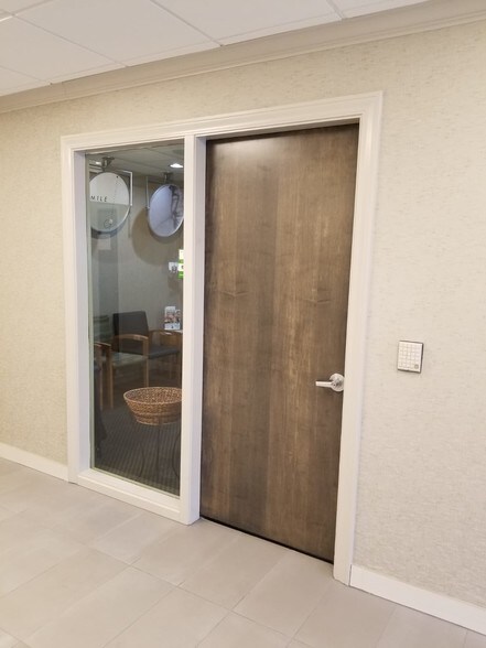 More Photos Of 7366 N Lincoln Ave, Lincolnwood Office For Lease