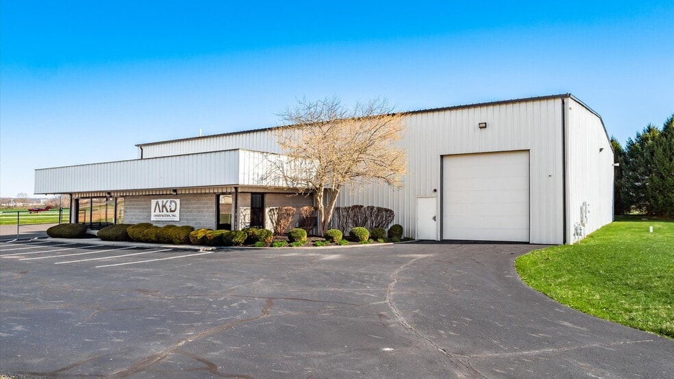 More Photos Of 300 Heath Rd, Heath Airplane Hangar For Sale