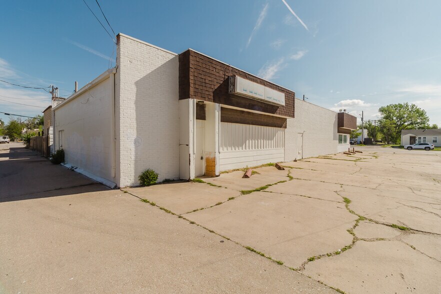 More Photos Of 1015 S Meridian Ave, Wichita Auto Repair For Sale
