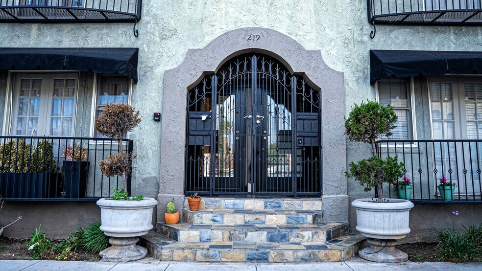 More Photos Of 219 Redondo Ave, Long Beach Apartments For Sale