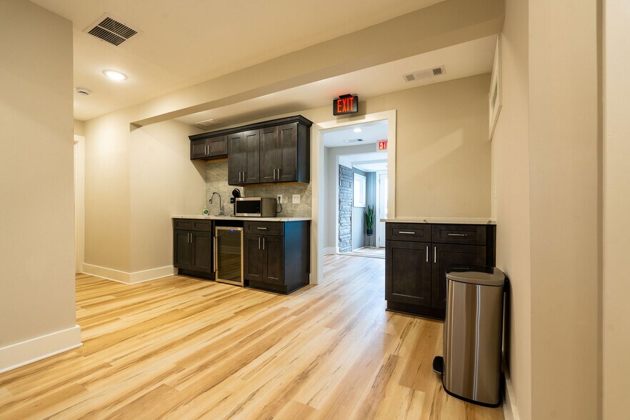 More Photos Of 608 Mauldin Dr, Woodstock Office For Lease
