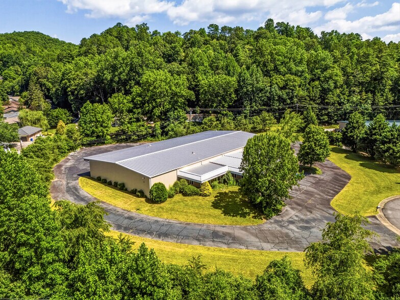 More Photos Of 235 Commerce St, Brevard Manufacturing For Sale