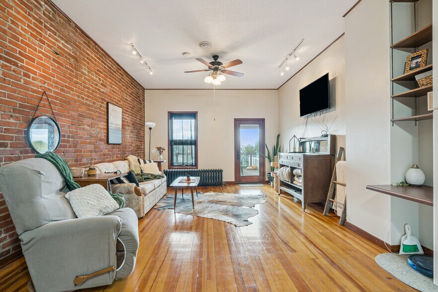 More Photos Of 118 W Mission St, Strawberry Point Loft Creative Space For Lease