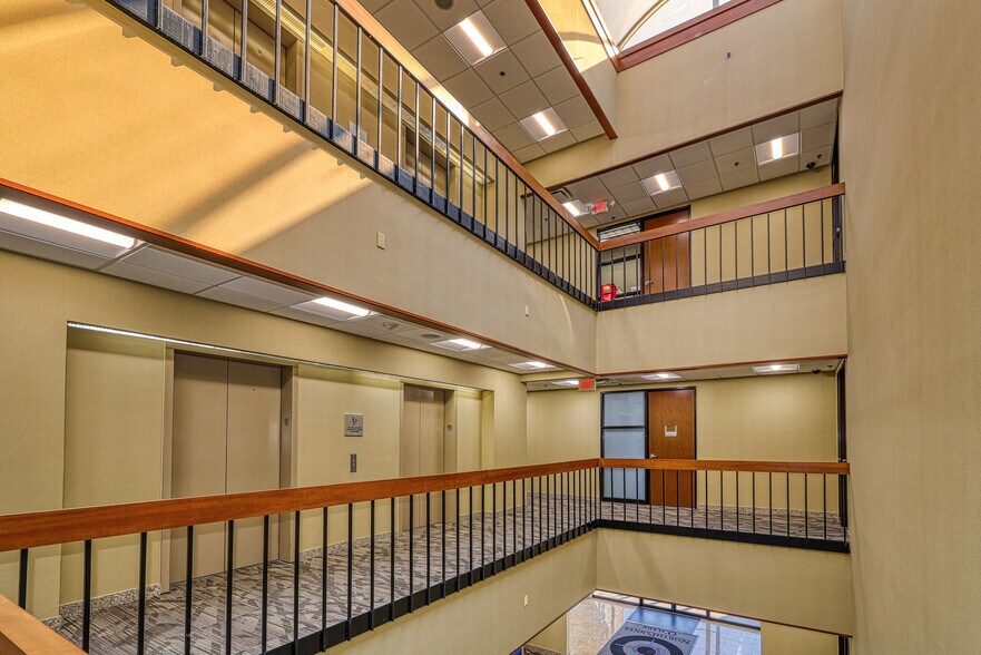 More Photos Of 10700 W Higgins Rd, Rosemont Office For Sale