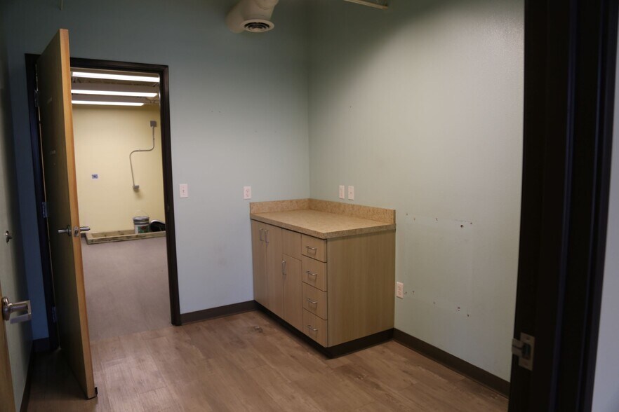 More Photos Of 136 Washington SE, Albuquerque Storefront Retail Office For Sale