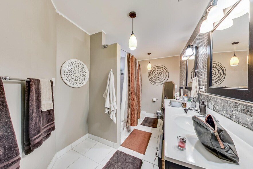 More Photos Of 2965 N Lincoln Ave, Chicago Storefront Retail Residential For Sale