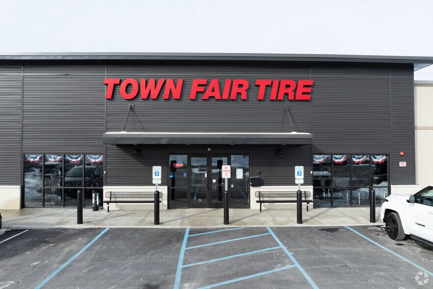 More Photos Of 5 Halfmoon Crossing Blvd, Clifton Park Freestanding For Lease