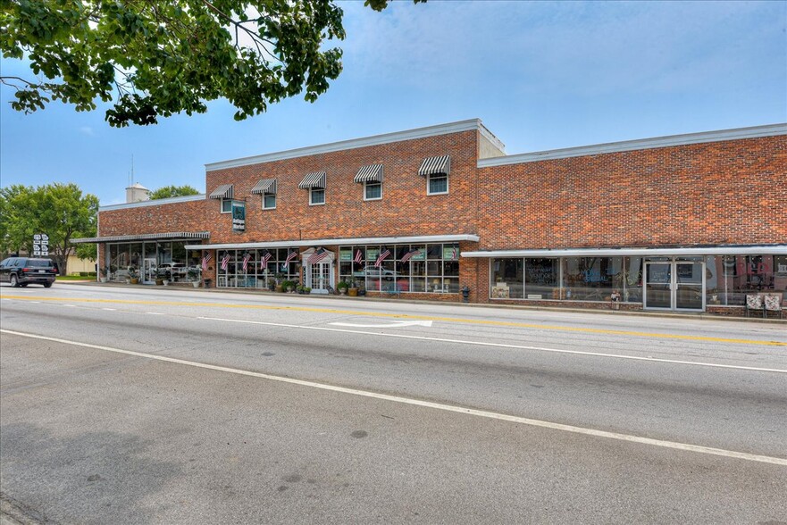 More Photos Of 114 W 6th St, Waynesboro Showroom For Sale