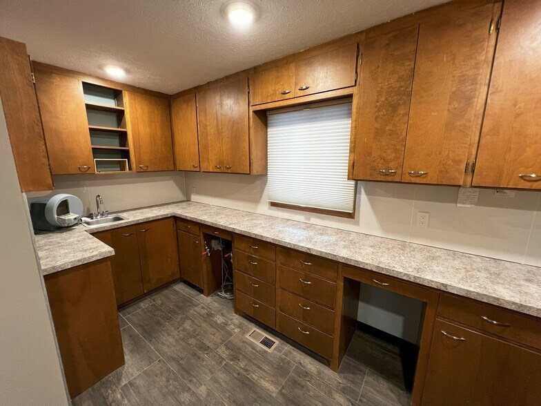 More Photos Of 622 N Burlington Ave, York Medical For Lease