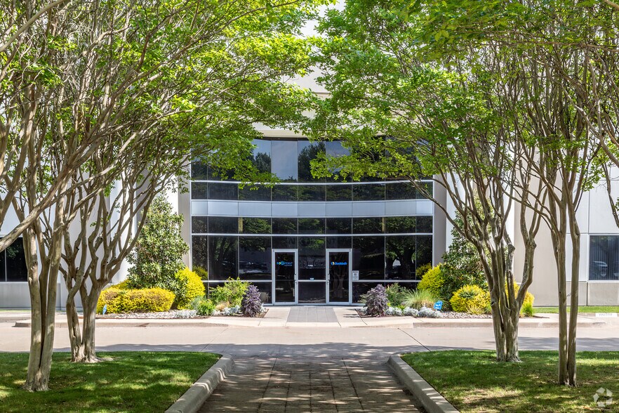 More Photos Of 450 Airline Dr, Coppell Warehouse For Lease