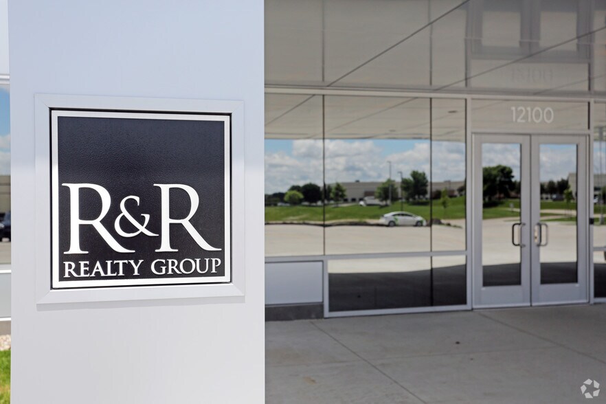 More Photos Of 12100 Meredith Dr, Urbandale Office For Lease