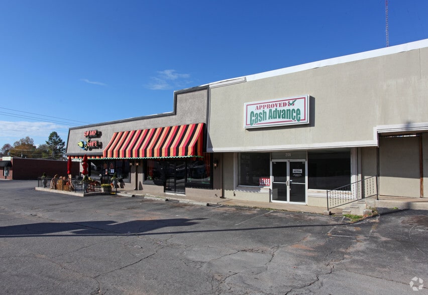 More Photos Of 208-210 Woodward Ave, Muscle Shoals General Retail For Lease