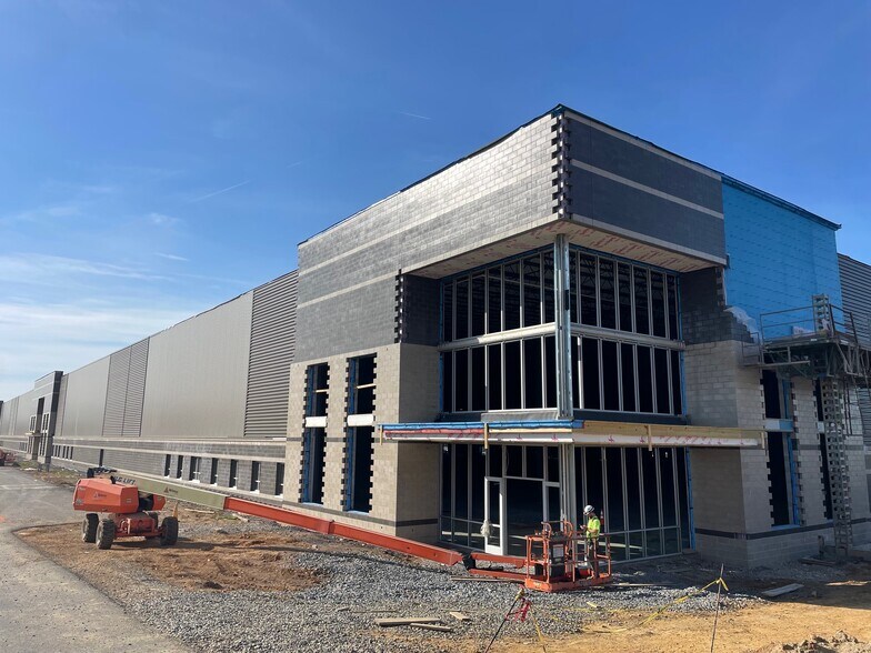 More Photos Of 450 Ben Franklin Blvd, Lancaster Distribution For Lease