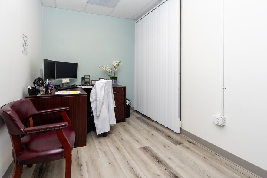 More Photos Of 22 W 35th St, National City Medical For Lease