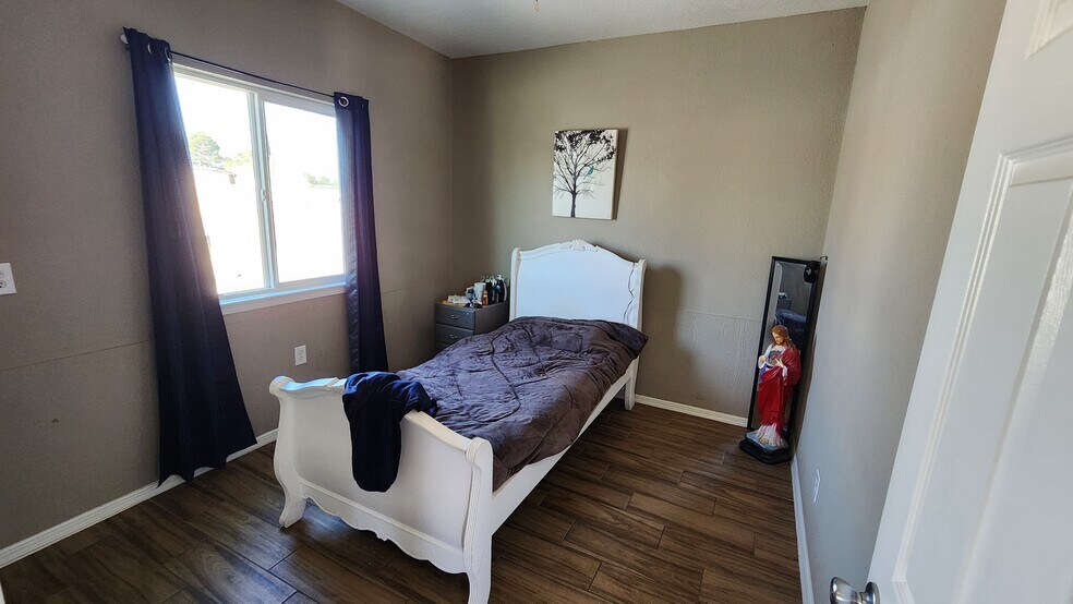 More Photos Of 216 S Schutz Dr, El Paso Apartments For Sale