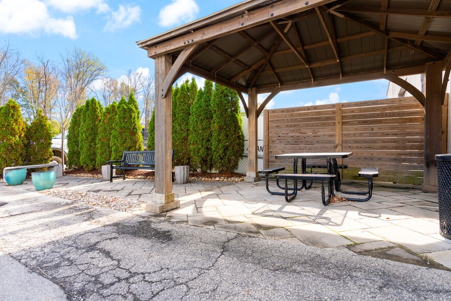 More Photos Of 3312 Gilmore Industrial Blvd, Louisville Warehouse For Lease