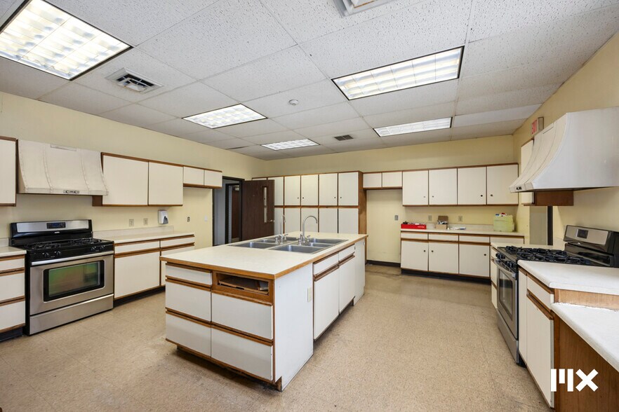 More Photos Of 21685 Northland Dr, Paris Distribution For Sale