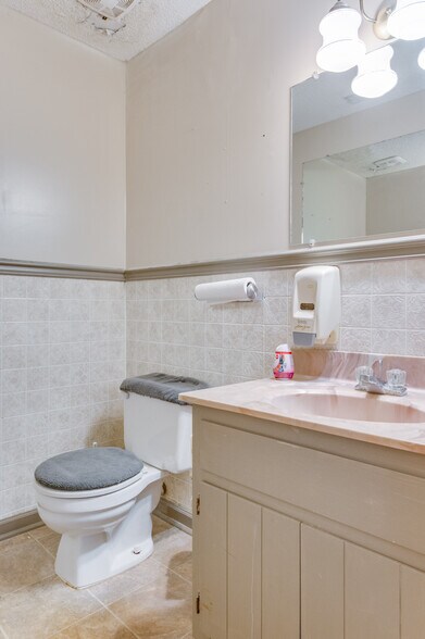 More Photos Of 411 Western Blvd, Jacksonville Medical For Lease