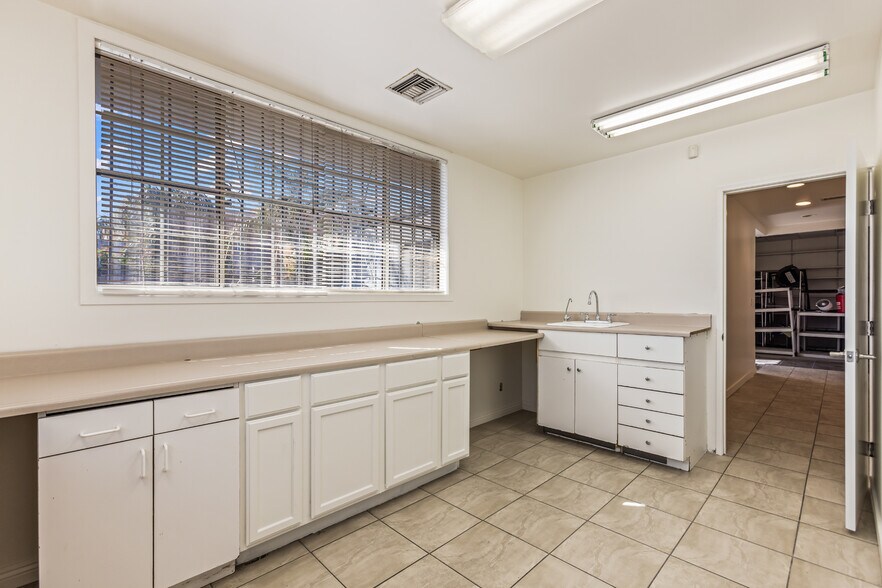 More Photos Of 7225 Fulton Ave, North Hollywood Warehouse For Lease