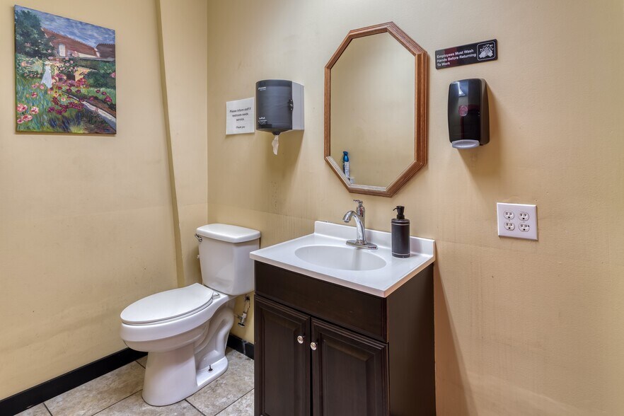 More Photos Of 462 E Henri De Tonti Blvd, Springdale Warehouse For Sale