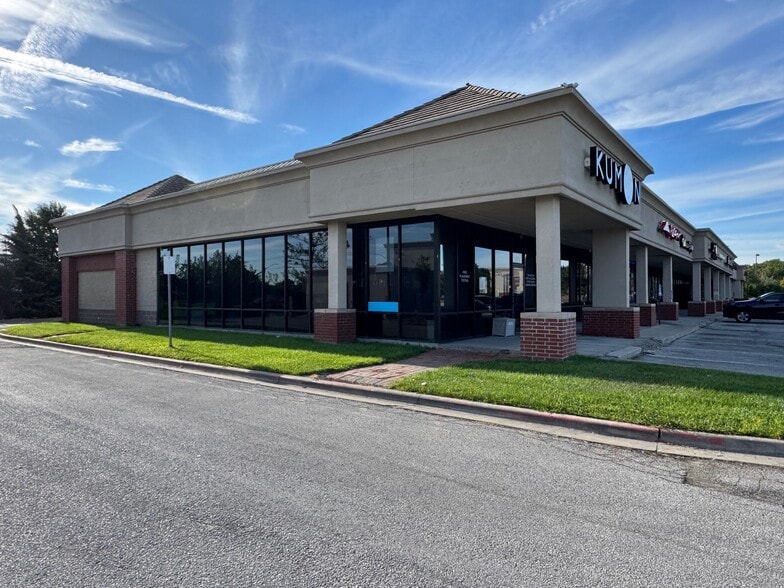 More Photos Of 8311-8351 W 135th St, Overland Park Storefront Retail Office For Lease