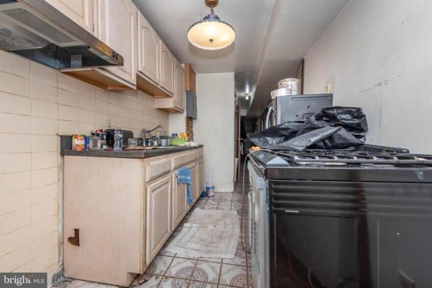 More Photos Of 212 W Saratoga St, Baltimore Storefront Retail Residential For Sale