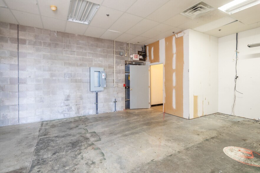 More Photos Of 4276 Lakeville Rd, Geneseo Unknown For Lease