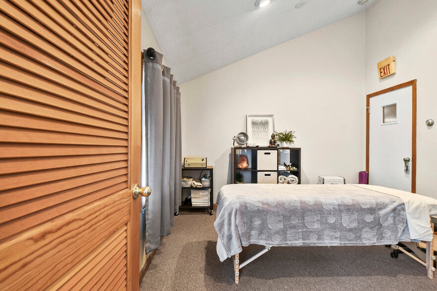 More Photos Of 194 Rockdale Ave, New Bedford Freestanding For Sale