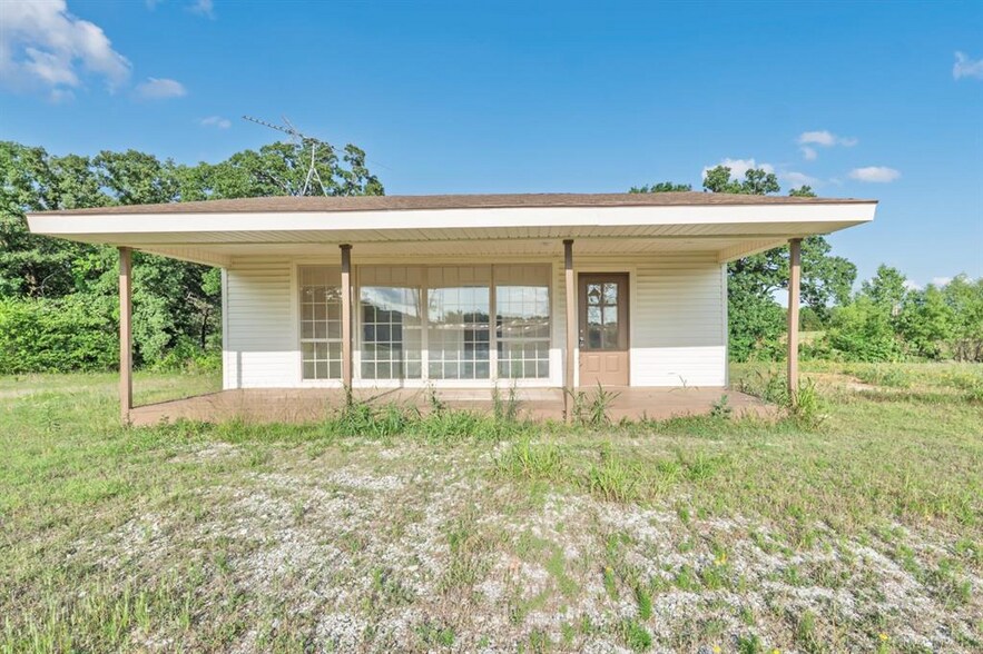 More Photos Of 1705 W Walnut St, Tecumseh Office For Sale