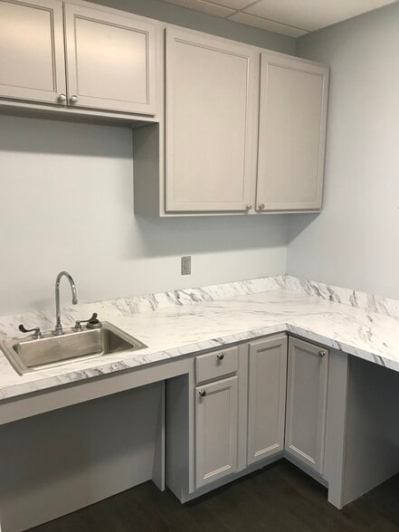 More Photos Of 450 Solomon Dr, Fredericksburg Office For Lease