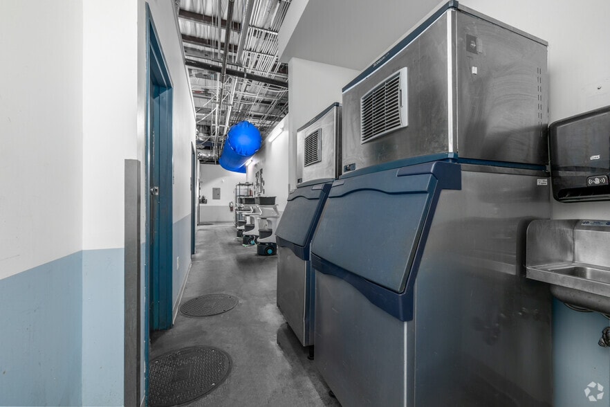 More Photos Of 500 W Summit Ave, Charlotte Food Processing For Lease