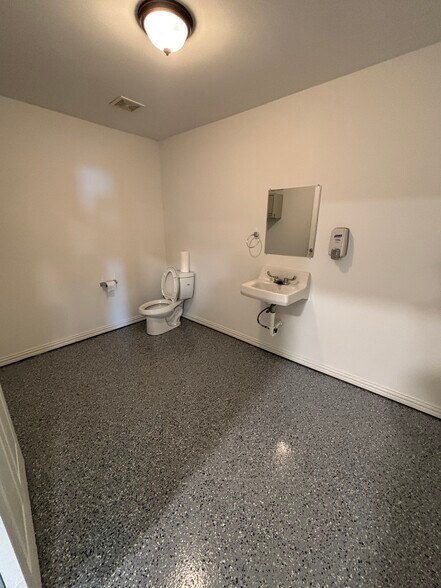 More Photos Of 1685 Melton Rd, Sanger Warehouse For Sale