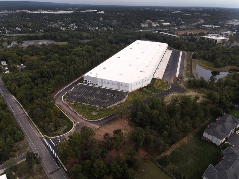 More Photos Of 395 Elizabeth Ave, Somerset Distribution For Lease
