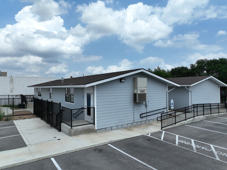 More Photos Of 3427 Northeast Pky, San Antonio Service For Sale
