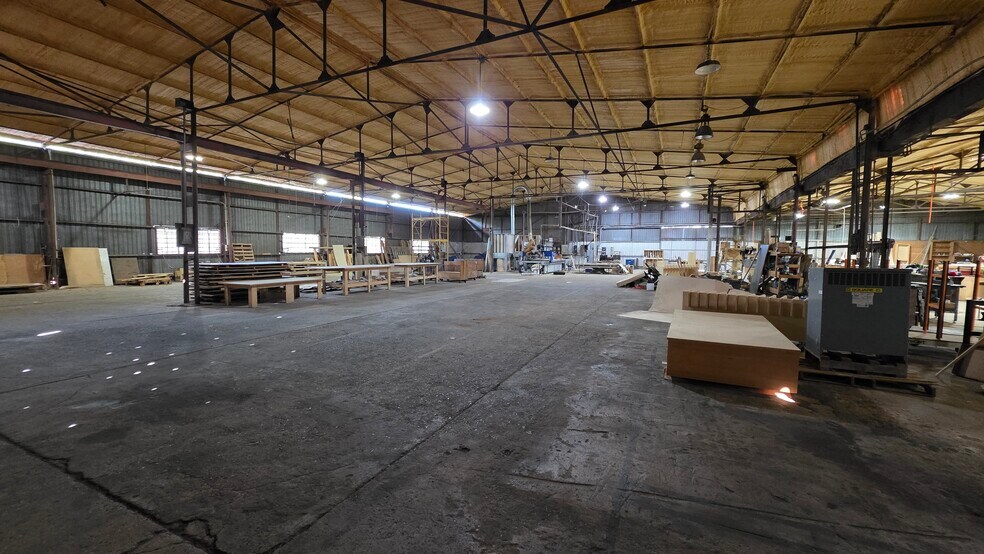 More Photos Of 101-107 Ramona St, Smithville Warehouse For Lease
