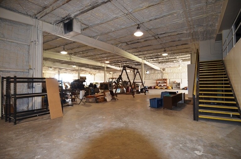 More Photos Of 3492 N US Highway 77, Giddings Warehouse For Lease