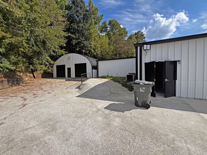 More Photos Of 3543 Pelham Pky, Pelham Showroom For Lease