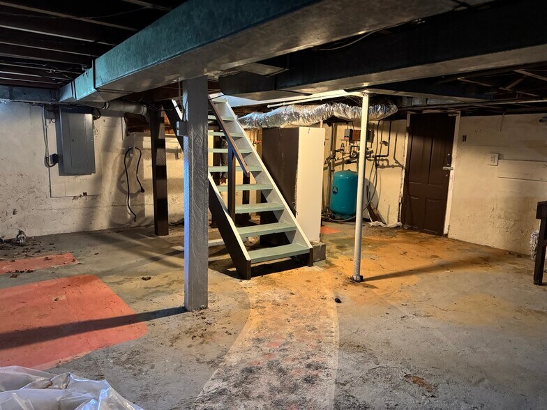 More Photos Of 1932 Spring Hill Rd, Staunton Flex For Sale