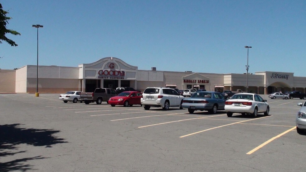 More Photos Of 1426-1528 Military Rd, Benton General Retail For Lease