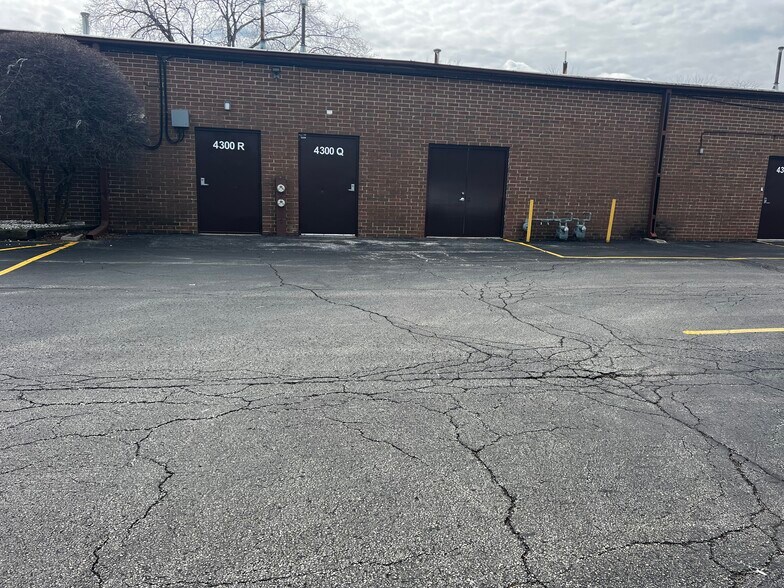 More Photos Of 4300 Lincoln Ave, Rolling Meadows Showroom For Sale