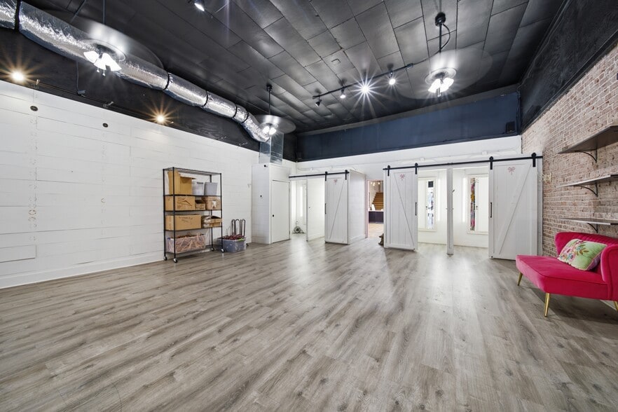 More Photos Of 122 N Main St, Sand Springs Storefront For Sale