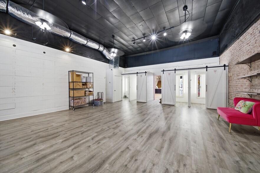 More Photos Of 122 N Main St, Sand Springs Storefront For Sale