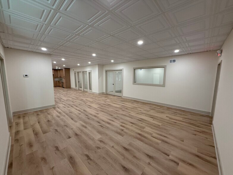 More Photos Of 1792 Woodstock Rd, Roswell Office For Lease