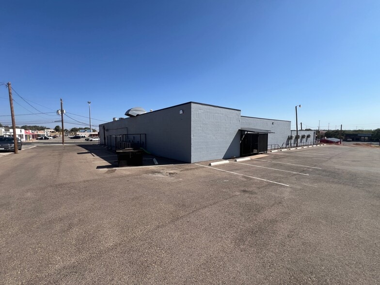More Photos Of 1910 35th St, Snyder Sports And Entertainment For Sale