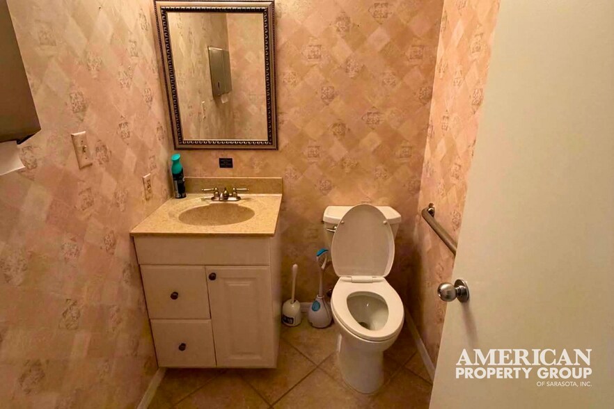 More Photos Of 1219 S East Ave, Sarasota Medical For Sale