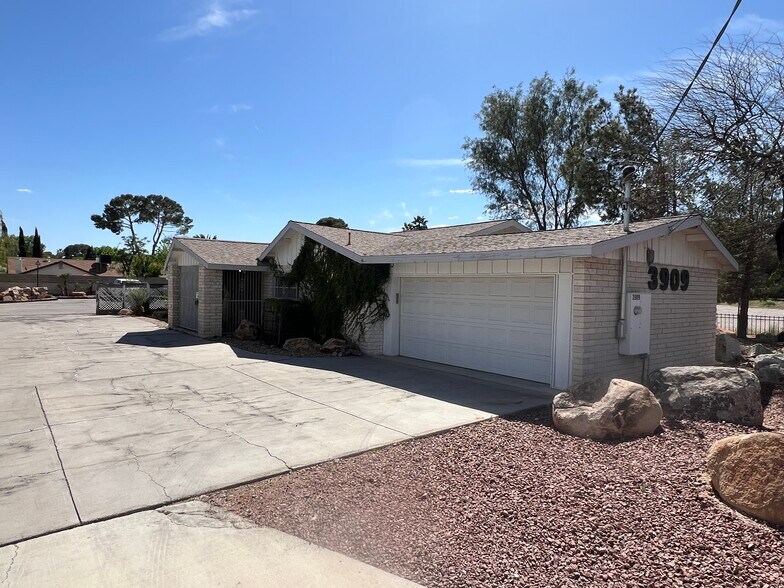 More Photos Of 3909 Vegas Dr, Las Vegas Office For Sale