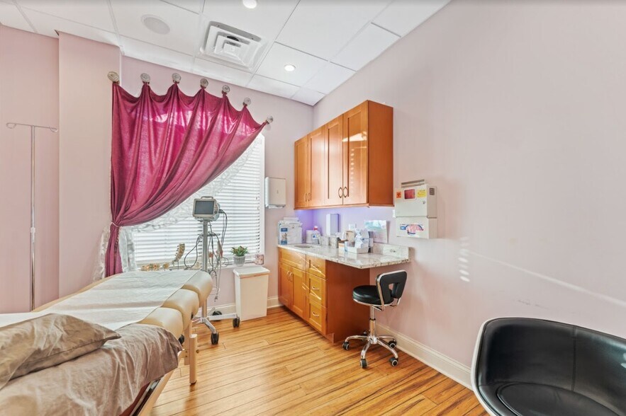 More Photos Of 230 E Ogden Ave, Hinsdale Medical For Lease