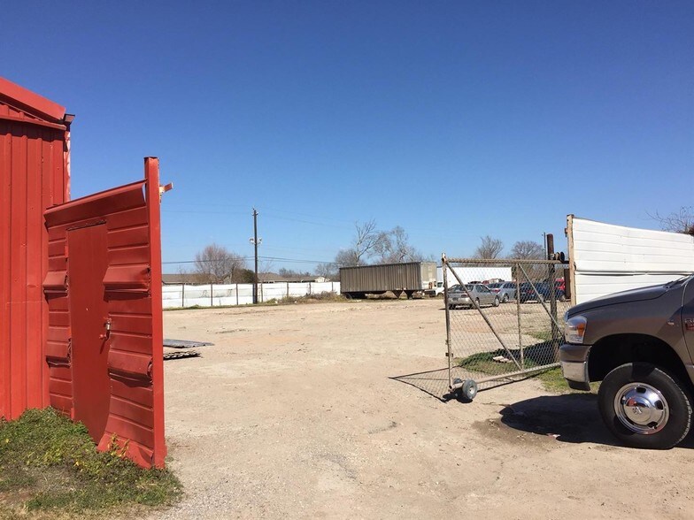 More Photos Of 7735 Lettie St, Houston Auto Salvage Facility For Lease