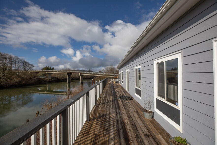 More Photos Of 751 Riverside Dr, Coquille Showroom For Sale