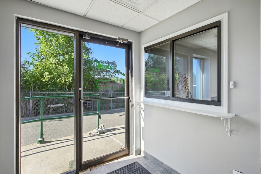 More Photos Of 4800 Joslyn Rd, Lake Orion Light Manufacturing For Sale